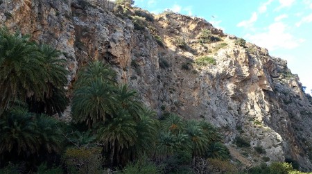 The walls of Kissano Faraggi Gorge loom above.