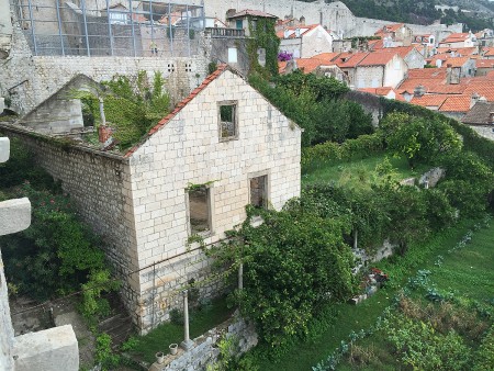 dubrovnik-wall-abandoned-house